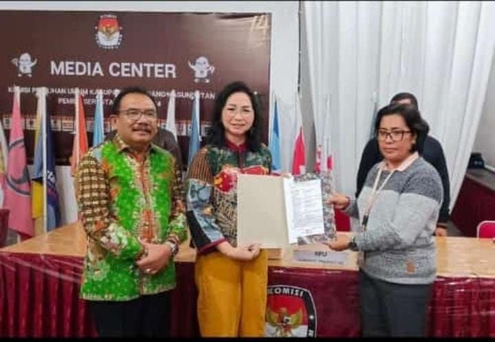 Pasangan Yunita Tonny Daftar Ke KPU Humbahas Lewat Jalur Independen