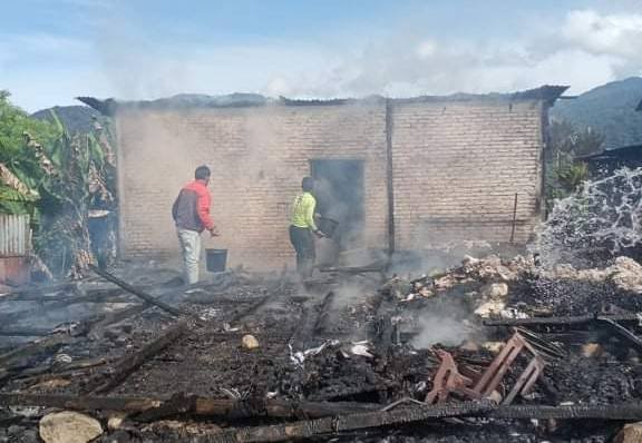 Dua Rumah Terbakar di Desa Lingga Raja II Dairi