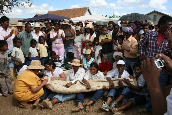 Tradisi Pemakaman Famadihana, Mengarak Jasad Para Leluhur