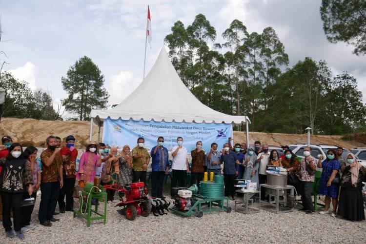 Polmed Berikan Alat Produksi Hasil Pertanian kepada Kelompok Tani