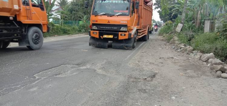 Pengguna Jalan Minta BBPJN Perbaiki Bahu Jalan Jamin Ginting Km 28-29 yang Amblas