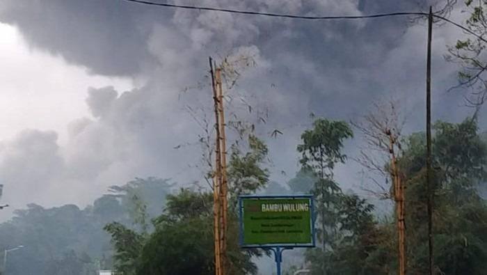 Gunung Semeru Luncurkan Awan Panas Sejauh 4,5 Km, Status Waspada