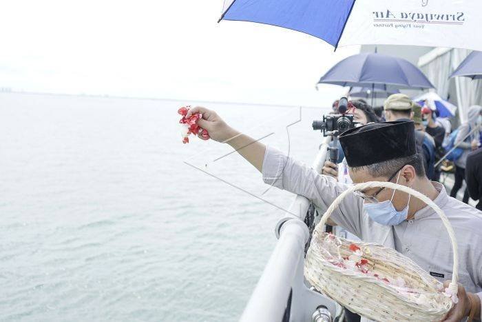 Isak Tangis Keluarga Korban Iringi Proses Tabur Bunga di Lokasi Jatuhnya SJ182