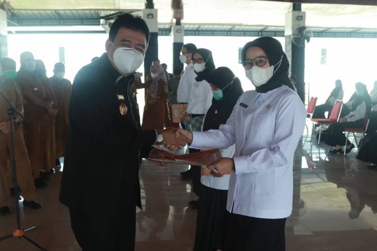 Plt Bupati Labura Serahkan ' 177 CPNS 
