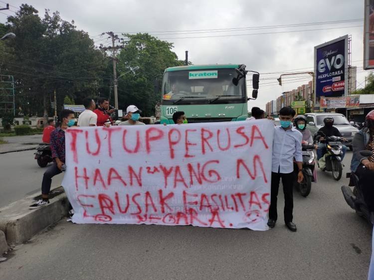 Puluhan Mahasiswa Unjuk Rasa di Desa Medan Estate