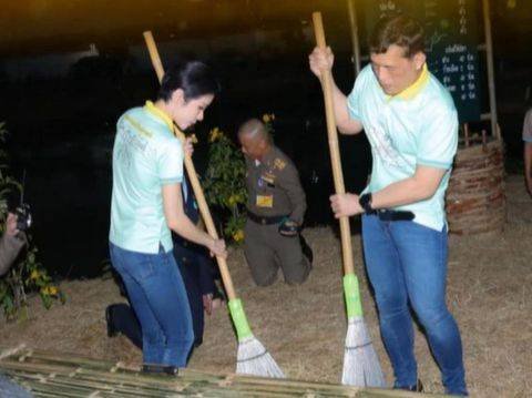 Raja Thailand dan Selirnya Menyapu Lantai Penjara