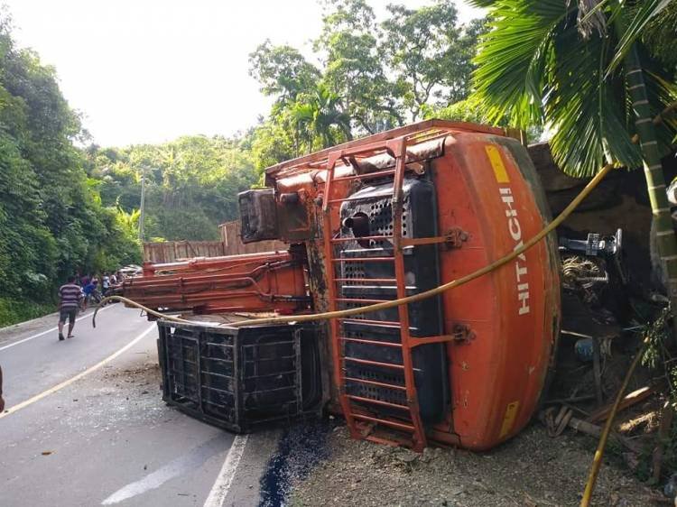 Mobil Trado Bermuatan Excavator Terguling di Dairi, Kernet Tewas Terlindas