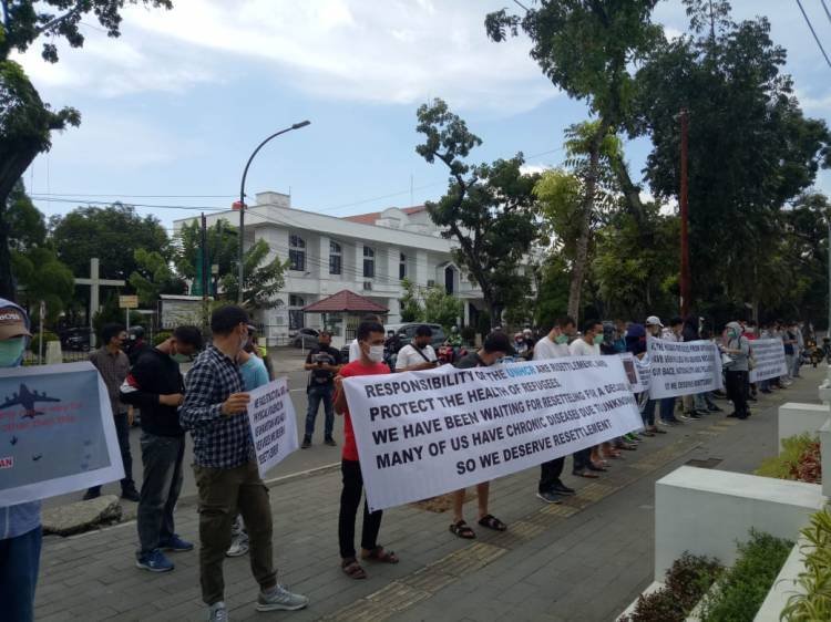 Ratusan Pengungsi Warga Afghanistan Unjuk Rasa di Kantor Gubernur Sumut 