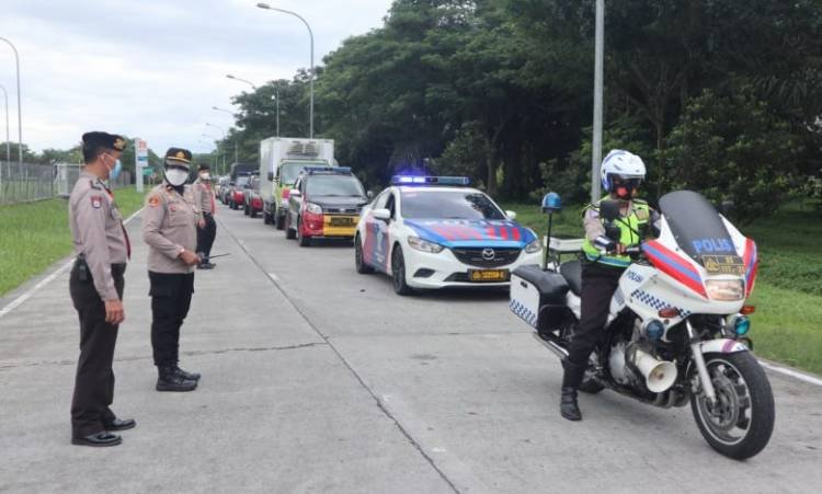 Personel Brimob Kawal Pengantaran Ratusan Ribu Dosis Vaksin Sinovac ke Dinkes Sumut