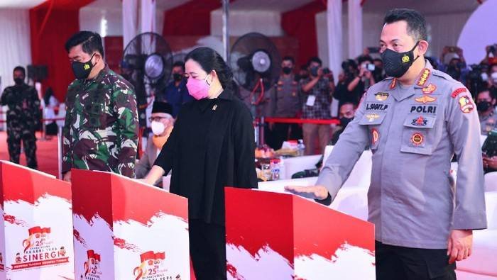 Tinjau Vaksinasi Massal Akabri 96, Kapolri: Terus Kerja Keras Lawan Covid