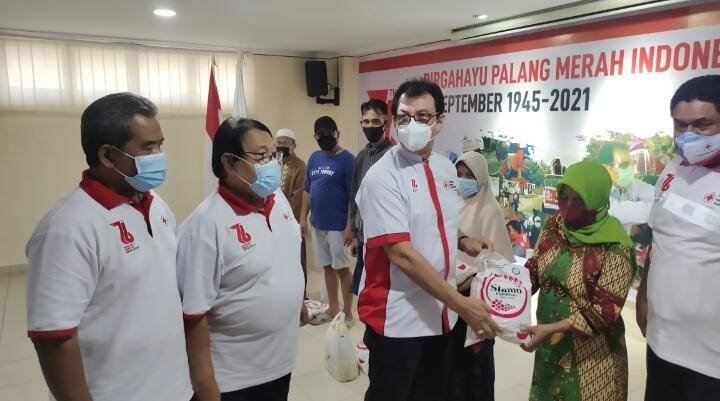 Peringati HUT ke- 76, PMI Sumut Bagi Bahan Pangan dan Vaksinasi