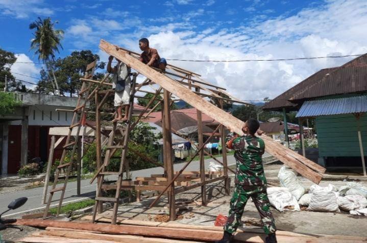 Ciptakan Situasi Kondusif Babinsa Ajak Warga Bangun Pos Kamling