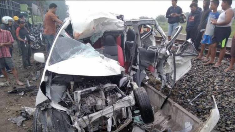 Seruduk Truk Trailer di Tol Perbaungan, Penumpang Agya Tewas