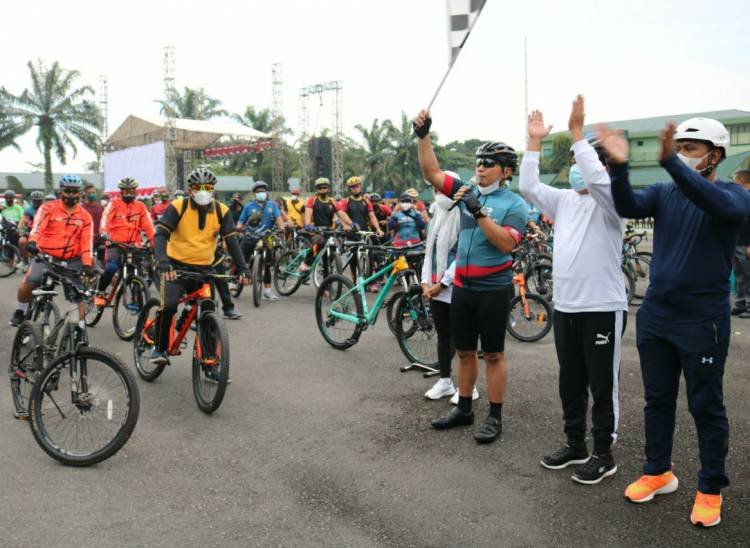 Meriahkan HUT ke-76 TNI, Danrem 022/PT Lepas Peserta Gowes Bareng dan Jalan santai 