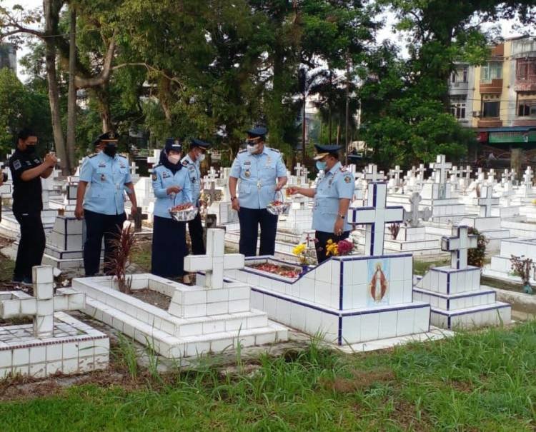 Lapas Gunungsitoli Tabur Bunga di Makam Pahlawan