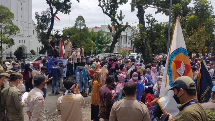 Tuntut Atasi Banjir Rob di Belawan, Masyarakat Demo ke Kantor Gubernur 
