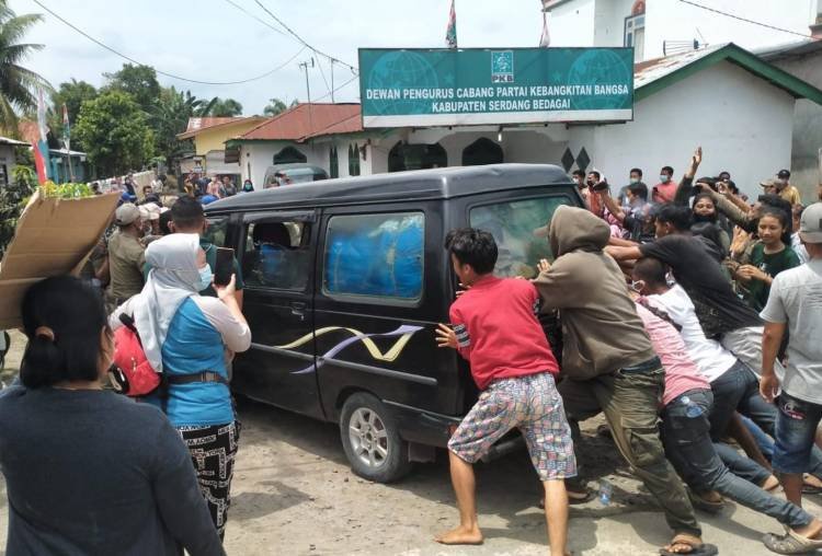 Pedagang Paksakan Berjualan Nyaris Bentrok dengan Satpol PP