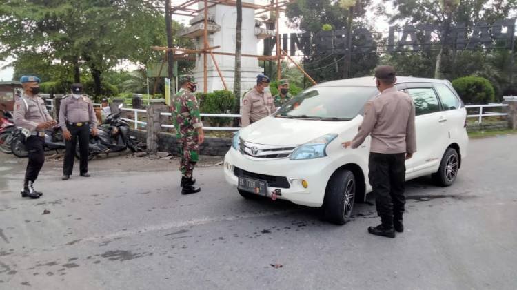 Ops Yustisi, Polsek Pantaicermin Lakukan Penyekatan Pengunjung Objek Wisata