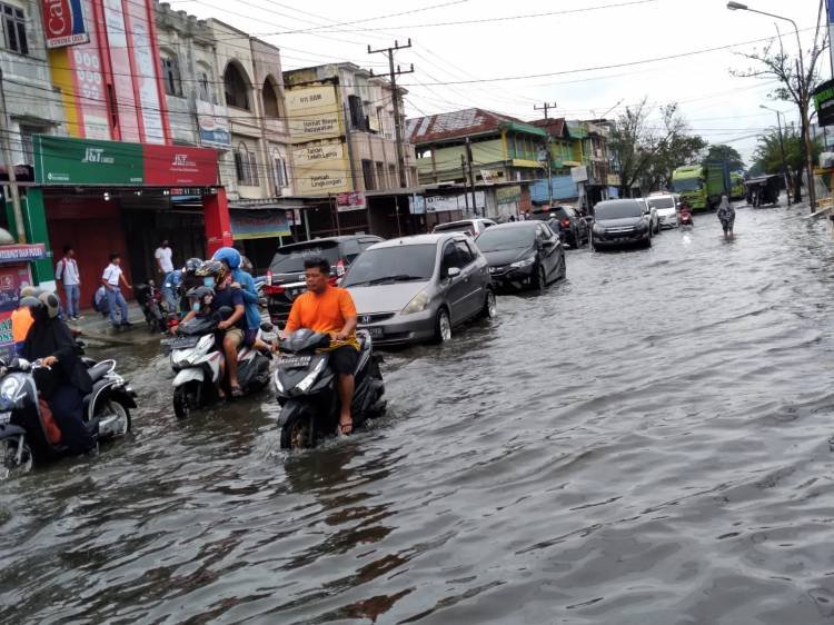 Diguyur Hujan, Jalan Marelan Raya Terendam Banjir