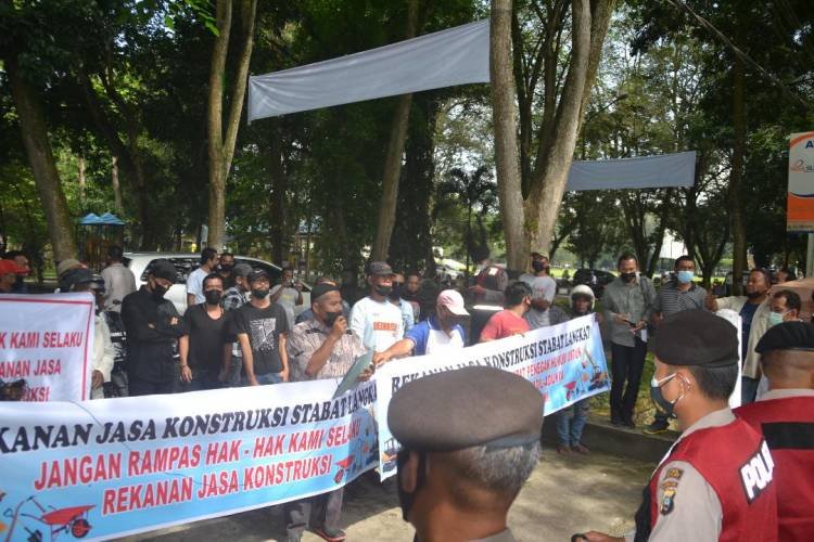 Puluhan Rekanan Jasa Konstruksi Unjukrasa ke DPRD Langkat