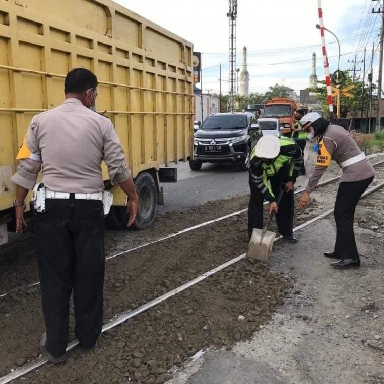 Sebabkan Kemacetan, Personil Sat Lantas Polres Tebingtinggi Timbun Jalan Rusak Perlintasan KAI