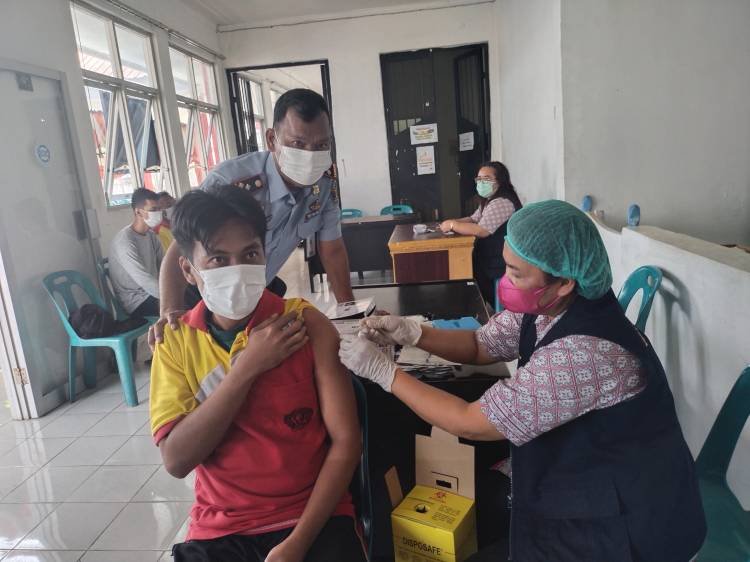 48 Napi Ikuti Vaksinasi Dosis II di Lapas Narkotika Kelas IIA Pematangsiantar