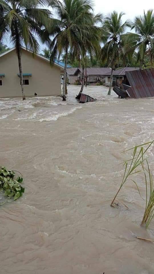 Tanggul Jebol, Satu Rumah di Dusun Kampung Selamat Roboh Dihantam Banjir