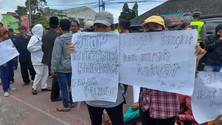 Warga Unjuk Rasa Minta Bupati Dairi Bekukan P2KD dan Tunda Pilkades Pegagan Julu VI