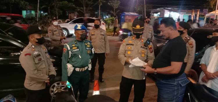 Polri-TNI Gelar Razia Pekat di Belawan, Belasan Botol Miras Disita