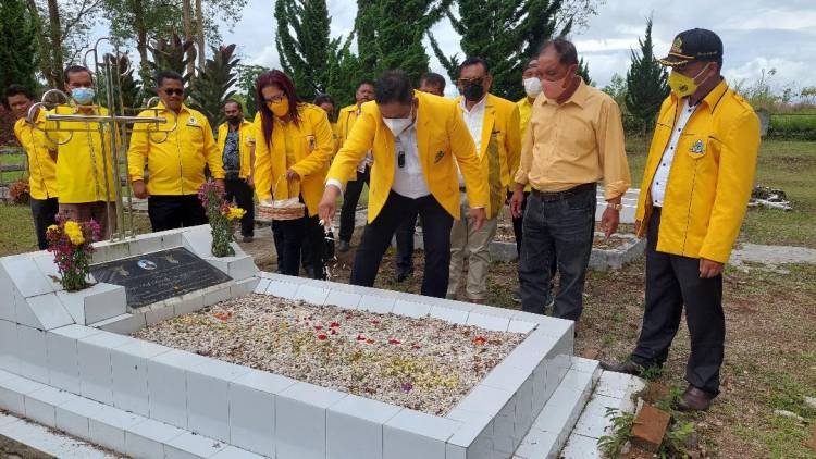 DPD II Golkar Dairi Gelar Ritual Tabur Bunga di Makam Pahlawan dan Ramah-Tamah Tingkatkan Soliditas