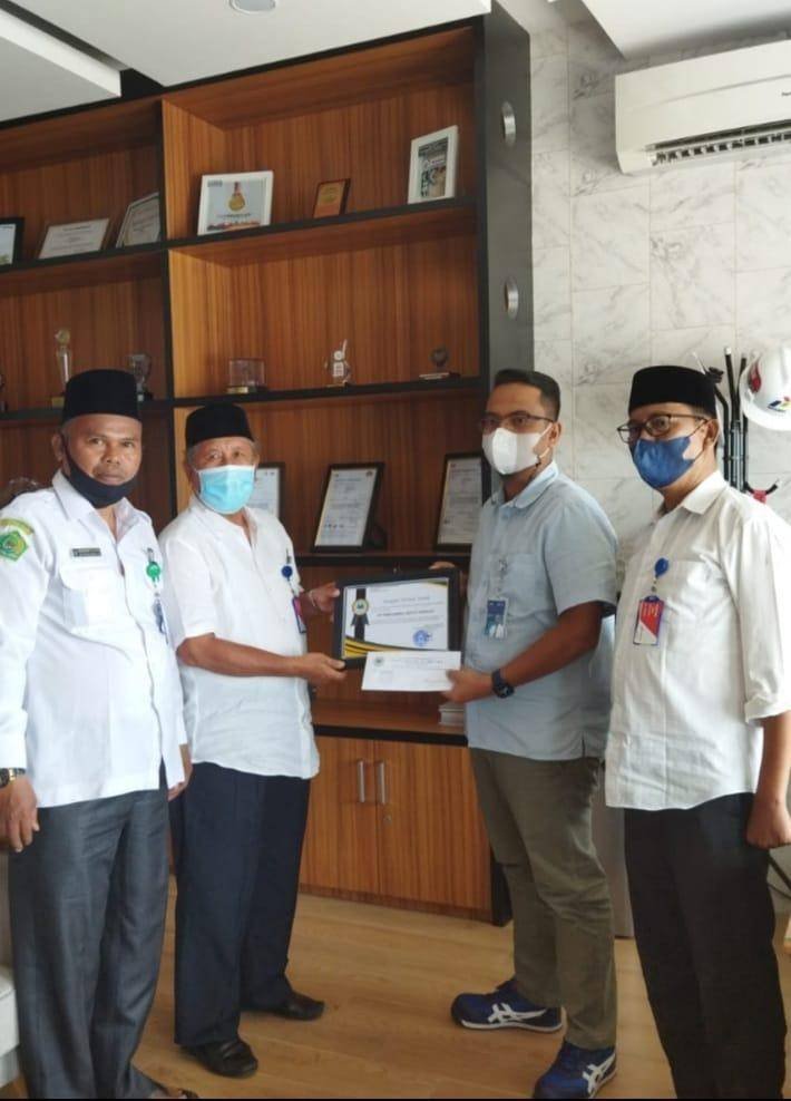 Ketua Yayasan Perguruan Islamiyah Beri Cinderamata Kepada Kepala Pertamina Sibolga