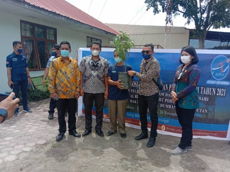 Airnav Indonesia Bandara Internasional Silangit Salurkan Bantuan 300 Batang Bibit Alpukat di Baktiraja