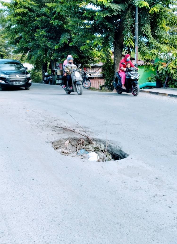 Lubang di Jembatan Jalan Kapten Rahmad Buddin Marelan Ancam Keselamatan Warga