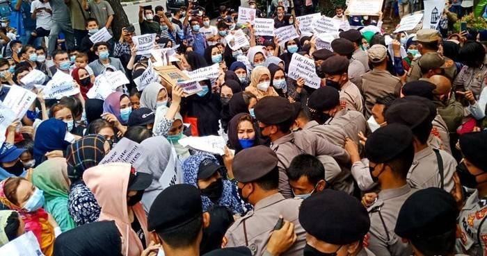 Demo Pencari Suaka Afghanistan di UNHCR Ricuh, Anak-anak Menangis Terjepit