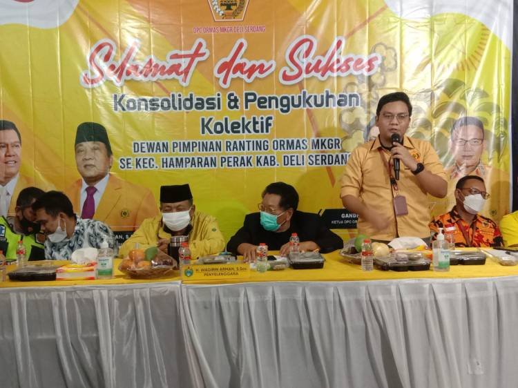 Ketua DPC Ormas MKGR Deliserdang Kukuhkan Kolektif Depiran Hamparan Perak