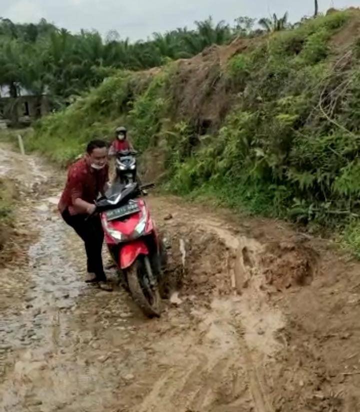 Jalan Menuju Desa Uneka Sergai Rusak, Manager Silau Dunia Siap Bantu Lakukan Perbaikan