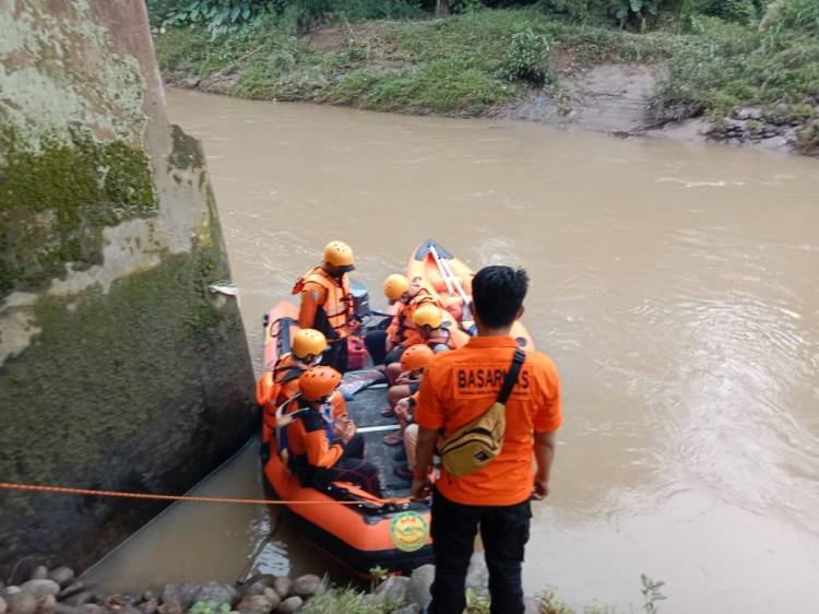 Seorang Bocah 10 Tahun Hanyut Terseret Arus Sungai di Kampung Lalang