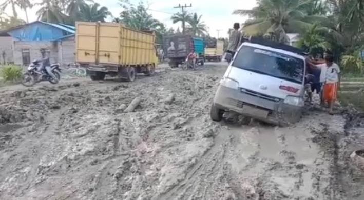 Jalan Kualuh Leidong Labura Rusak Parah