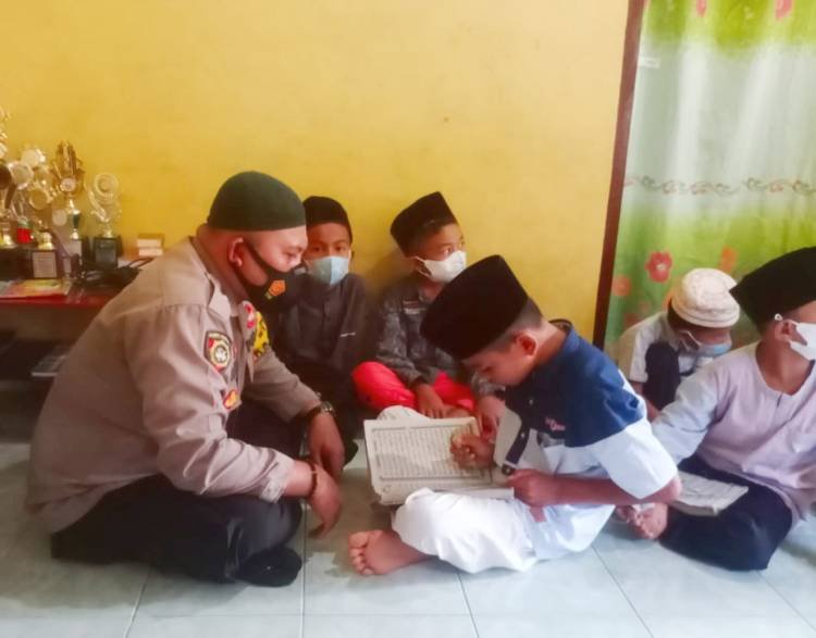 Anggota Bhabinkamtibmas Polres Asahan Ajarkan Anak Mengaji