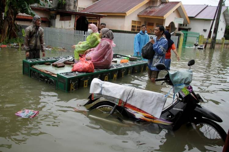 Banjir Landa Sulsel, Jalan Trans-Sulawesi Ditutup