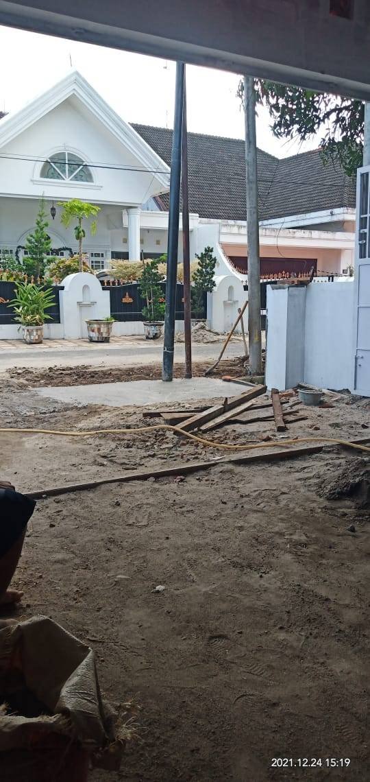 Mengganggu, Tiang Jaringan Internet di Depan Rumah Wartawan Mohon Dipindahkan