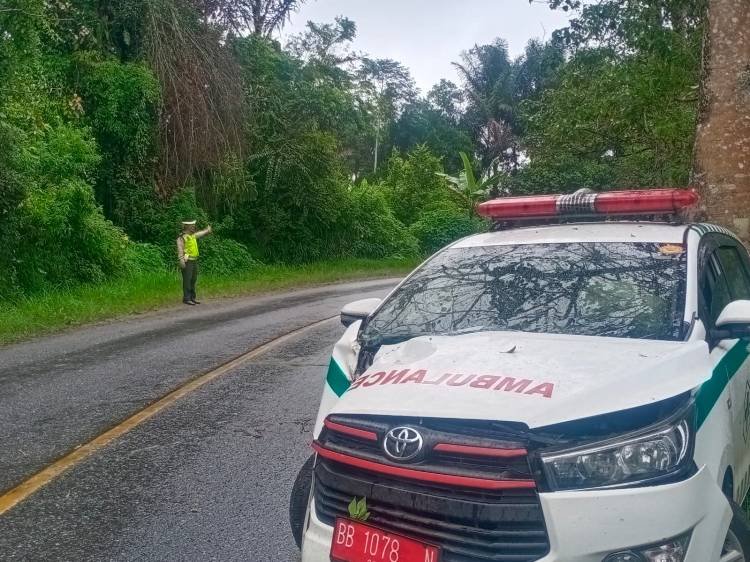 Mobil Ambulance Tabrak Pohon di Sipoholon