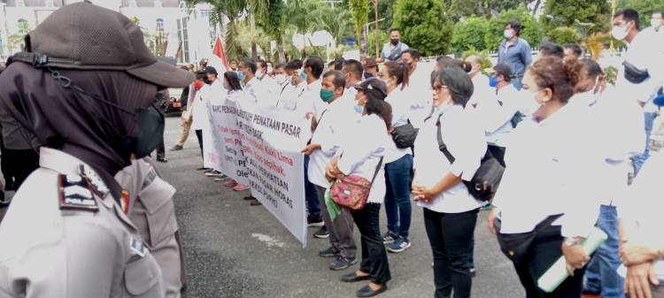 Massa Pedagang P4B Unjuk Rasa ke Kantor DPRD Pematangsiantar