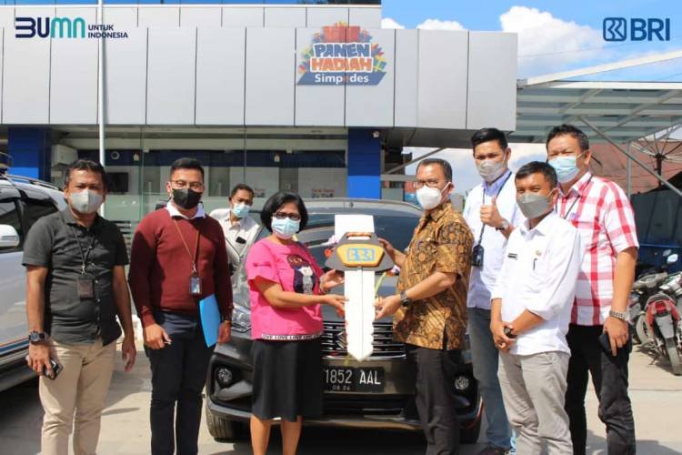 Bupati Toba Serahkan Mobil Pemenang Grand Prize Simpedes BRI Balige