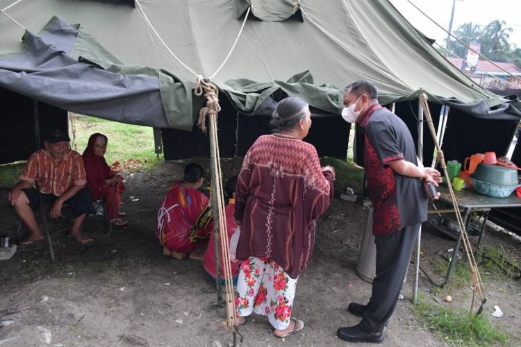 Pantau Stok Pangan di Posko Pengungsi, Darma Wijaya Ingatkan Jangan Sampai Ada Warga Kelaparan