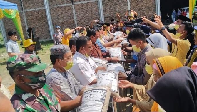 Anggota DPR RI HM Salim Fakhry Bantu 87,5 Ton Bibit Padi Kepada Poktan