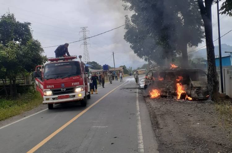 Angkutan Pedesaan Pepabri Ludes Terbakar di Kutabangun Karo