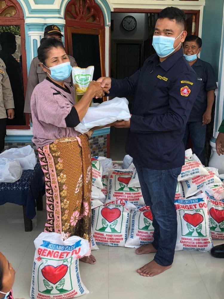 Ketua KT Panei Bagi Sembako di Nagori Janggirleto