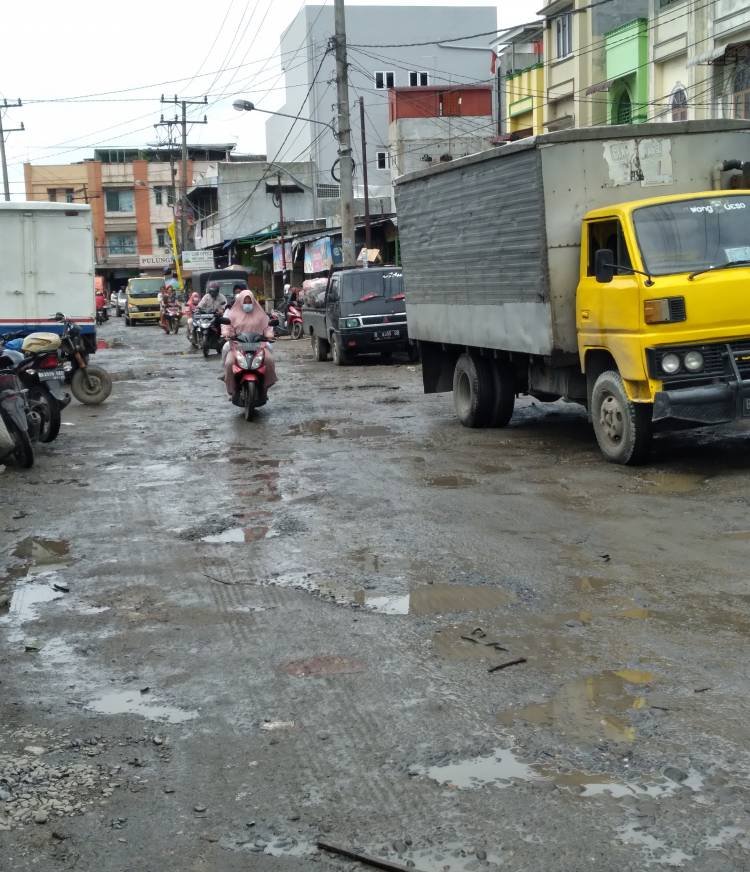 Kerap Tergenang Air, Jalan M Basir Medan Marelan Kembali Rusak