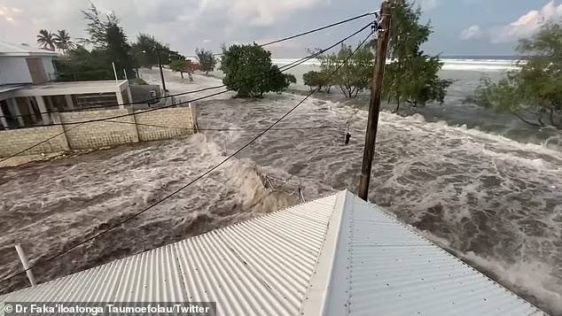 Tsunami Terjang Tonga, Warga Teriak dan Panik